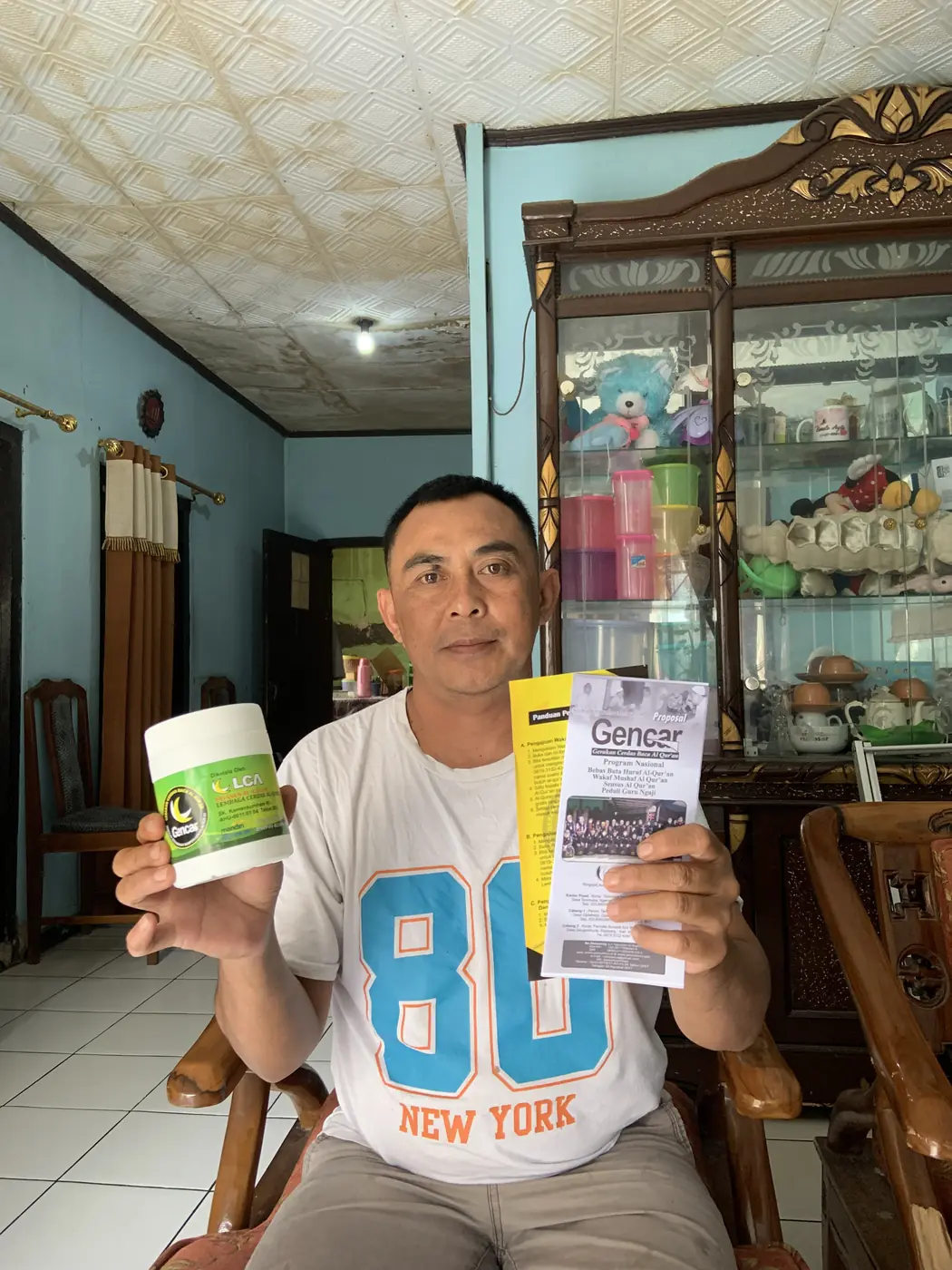 Warga menerima brosur GENCAR dan celengan Tafaqur saat sensus