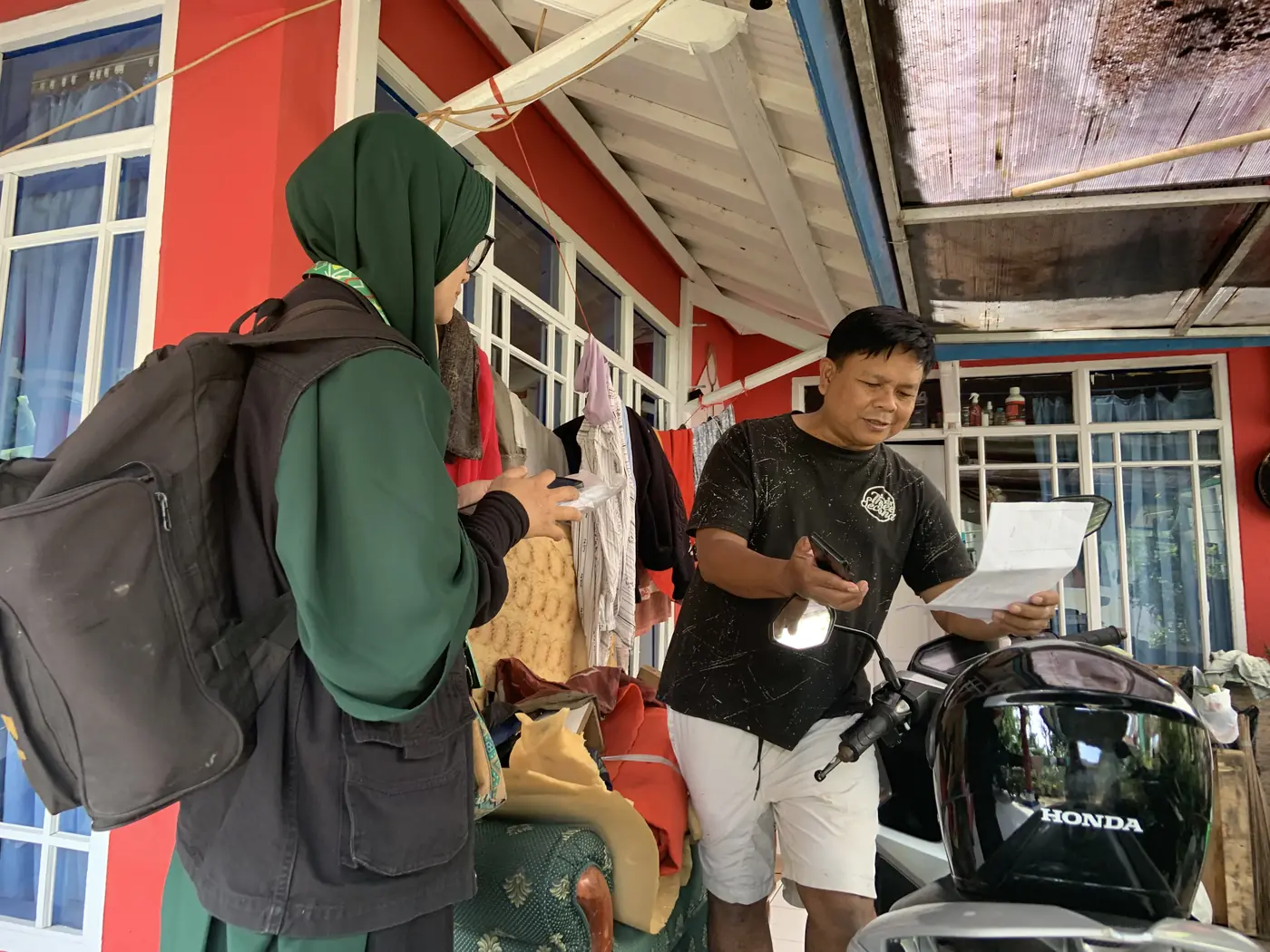 Pendataan Al-Qur'an keluarga di teras rumah warga